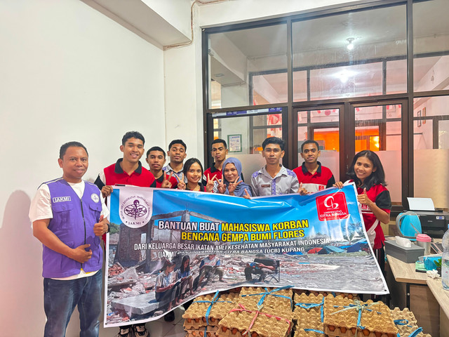 Tim IAKMI dan UCB sedang menyiapkan Donasi untuk mahasiswa di Kupang NTT. Foto Dokumen Pribadi Vinsen Making