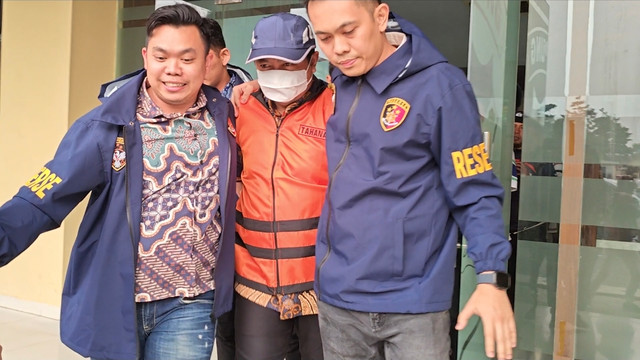 Sekretaris Daerah (Sekda) Kabupaten Lampung Tengah Welly Adiwantra mengenakan rompi tahanan usai menjalani pemeriksaan, Minggu (20/9/2026). Foto: Sinta Yuliana/Lampung Geh