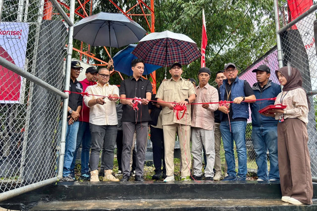 Wakil Ketua Komisi VI DPR RI dari Fraksi Gerindra Andre Rosiade meresmikan BTS pertama di Desa Talawi Mudiak, Kecamatan Talawi, Kota Sawahlunto, resmi diresmikan, Sabtu (19/9/2026). Foto: Dok. Istimewa