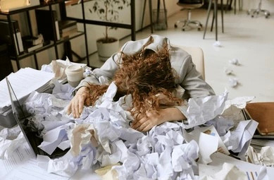 Ilustrasi: Janji manis "Ajang Pembuktian Diri" sering kali hanya berujung pada tumpukan beban kerja tanpa kompensasi yang layak. (Foto: Shutterstock)