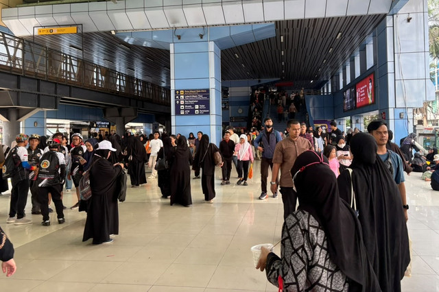 Kepadatan penumpang di pintu masuk-keluar Stasiun Juanda, Jakarta Pusat, Minggu (20/9/2026). Foto: Nauval Pratama/kumparan