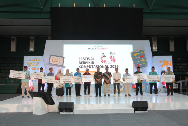 Peserta menerima Daftar Sekolah Berproses Program Kompak Batch 2 pada acara Festival Berpikir Komputasional 2026 di GOR Djarum, Jati, Kudus pada Minggu (20/9/2026). Foto: Vega Maarijil Ula/kumparan