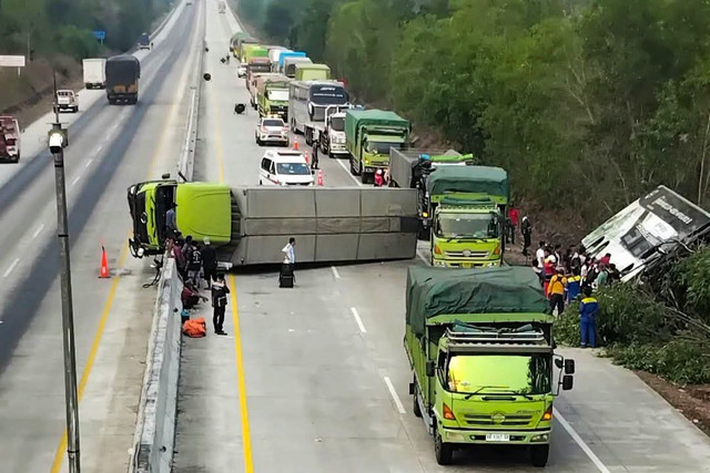 Kecelakaan truk trailer di ruas Tol Terbanggi Besar-Pematang Panggang-Kayu Agung (Terpeka), Kabupaten Mesuji, Lampung, Sabtu (19/9/2026). Foto: Dok. Istimewa