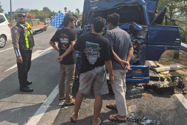 Truk bermuatan alpukat menabrak dari belakang truk tangki di KM 712+400 Tol Surabaya-Mojokerto, Minggu (20/9/2026). Foto: PJR Polda Jatim