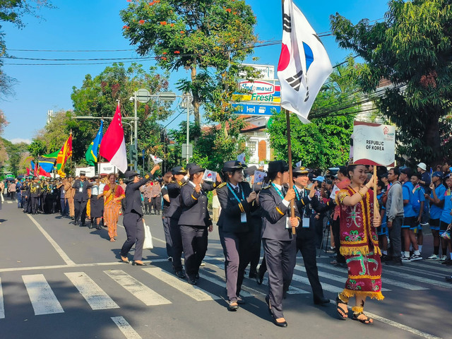 Polwan seluruh dunia mengikuti Parade of Nations, sebuah parade terbuka untuk memperkenalkan identitas polwan dari berbagai negara di dunia, Minggu (20/9/2026). Foto: Sandra Gisela/kumparan