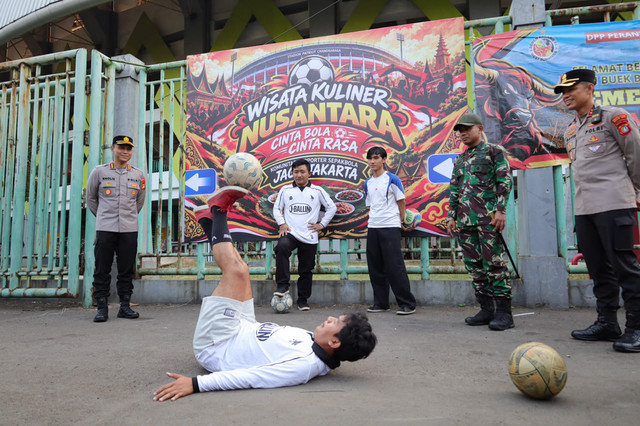 Polres Metro Bekasi Kota bersama Ikatan Keluarga Minang (IKM) dan Pemkot Bekasi menggelar Sport Tourism by Football Lover menjelang pertandingan Semen Padang FC melawan PSIS Semarang di Stadion Patriot Candrabhaga, Kota Bekasi, Minggu (20/9/2026). Foto: Polres Metro Bekasi Kota