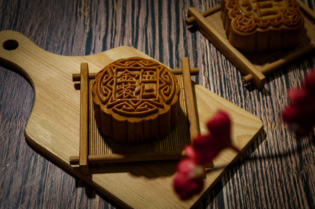Ilustrasi Kapan Makan Kue Bulan 2026?, Unsplash/Elaine Kong