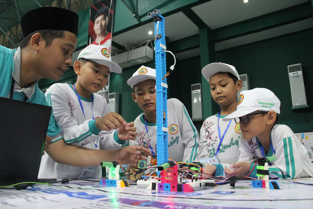 Siswa-siswi jenjang SD dan MI di Kabupaten Kudus, Jawa Tengah mengikuti Festival Berpikir Komputasional 2026 di GOR Djarum, Jati, Kudus pada Minggu (20/9/2026). Foto: Vega Maarijil Ula/kumparan