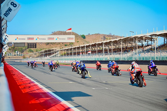 Para pembalap muda saat bertanding dalam Pertamina Mandalika Racing Series (MRS) di Pertamina Mandalika International Circuit, Lombok, Nusa Tenggara Barat pada Sabtu (19/9/2026). Foto: Dok. Pertamina