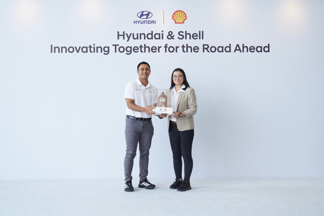 Penyerahan simbolis PT Hyundai Motors Indonesia (HMID) dan Shell Indonesia. Foto: Dok. HMID 