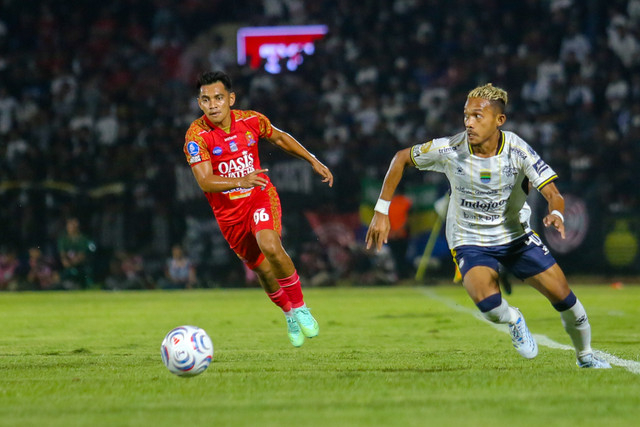 Pesepak bola Persib Bandung Ikwan Ali (kanan) menggiring bola dengan dibayangi pesepak bola Persijap Jepara Abrizal Umanailo (kiri) pada pertandingan Super League 2026/2027 di Stadion Gelora Bumi Kartini (GBK), Jepara, Jawa Tengah, Minggu (20/9/2026) Foto: Nirza/ANTARA FOTO