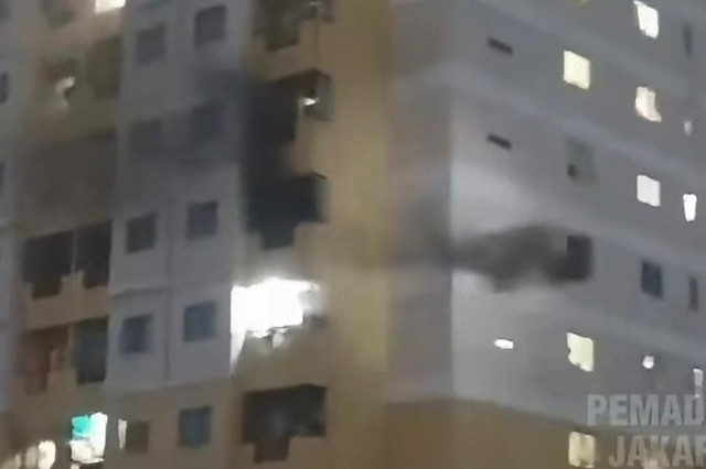 Apartemen terbakar di Jalan Teluk Intan, Penjaringan, Jakarta Utara, Minggu (20/9/2026). Foto: Instagram/ @humasjakfire