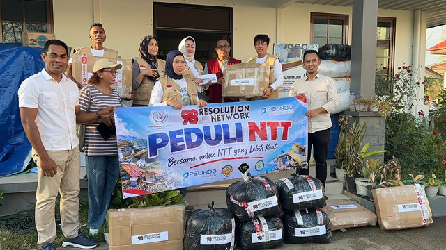 98 Resolution Network salurkan bantuan bagi korban gempa di NTT.  Foto: Dok. Istimewa