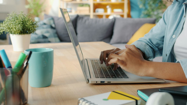 Ilustrasi perkembangan teknologi digital telah mengubah perilaku konsumen. Foto: Unsplash.com/Vitaly Gariev