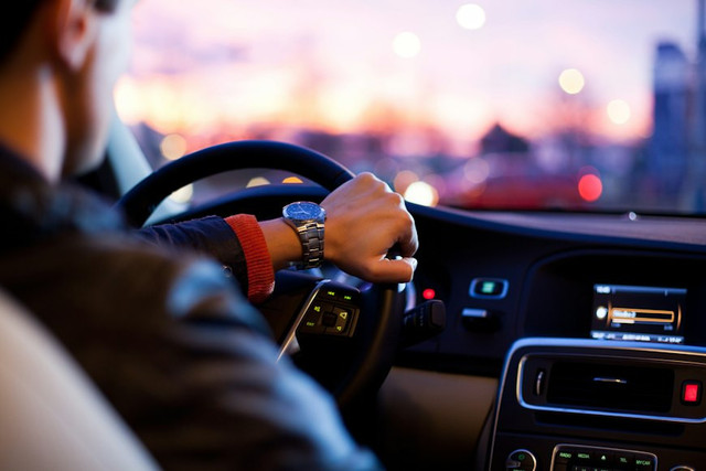 ilustrasi defensive driving adalah. unsplash/whykei