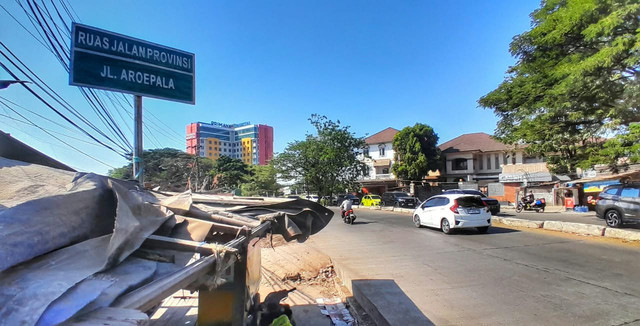 Aktivitas pagi berlangsung di Jalan Aroepala, Sabtu, 19 September 2026. Infrastruktur baru berhadapan dengan ekspektasi terhadap layanan pemerintah (Dok Pribadi).