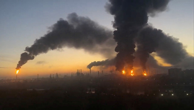 Kepulan asap membubung setelah serangan terhadap kilang minyak di Moskow, Rusia, Minggu (20/9/2026). Foto: Media Sosial/via REUTERS
