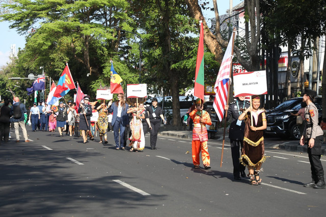 Sebanyak 450 Polwan dari 43 negara ikuti parade dalam rangkaian International Association of Women Police (IAWP) Training Conference 2026 di Lapangan Puputan Renon, Denpasar, Bali, Minggu (20/9/2026). Foto: Polri