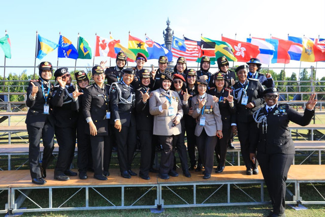 Sebanyak 450 Polwan dari 43 negara ikuti parade dalam rangkaian International Association of Women Police (IAWP) Training Conference 2026 di Lapangan Puputan Renon, Denpasar, Bali, Minggu (20/9/2026). Foto: Polri