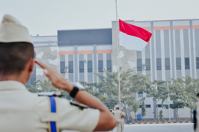 Bendera Negara Republik Berkibar Tinggi. Foto: pexels.com/bima