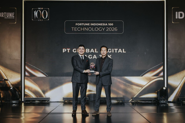 Eric Winarta, Chief Corporate Officer & Investor Relations, Blibli, menerima penghargaan Fortune 100 sebagai pengakuan atas strategi usaha berkelanjutan dan relevansi Blibli di pasar Indonesia. Foto: Blibli