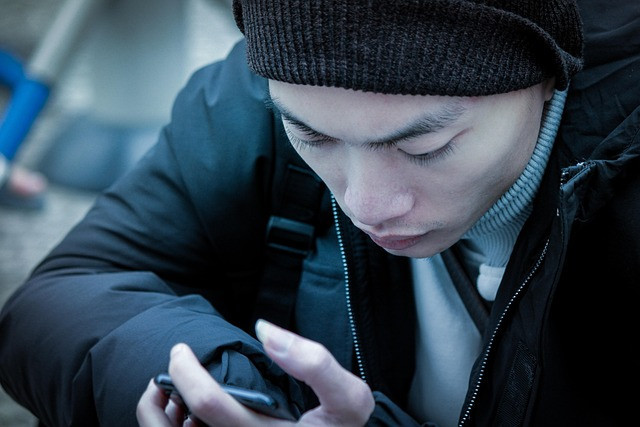 Ilustrasi man, mobile phone, cold. Foto: Pixabay
