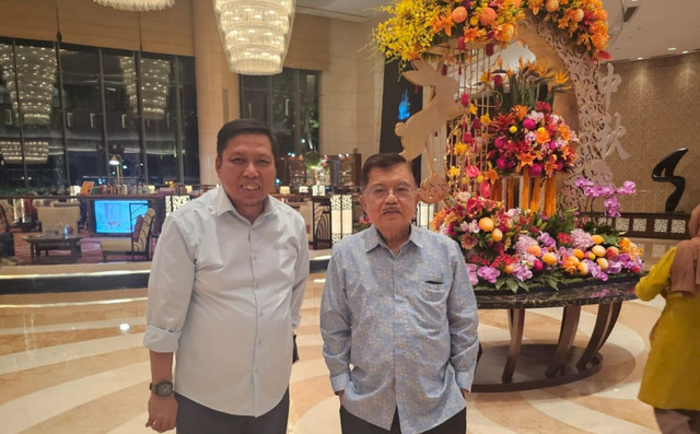 Dekan Fakultas Teknik Unismuh Makassar Syafaat S. Kuba dan Wakil Presiden RI Ke 10 dan 12 Jusuf Kalla (JK)  