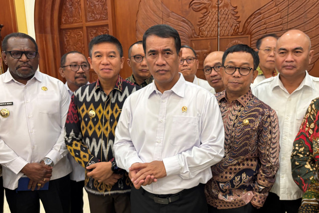 Menteri Pertanian Amran Sulaiman usai rapat di kediamannya di Kalibata, Jakarta pada Senin (21/9/2026). Foto: Argya Maheswara/kumparan