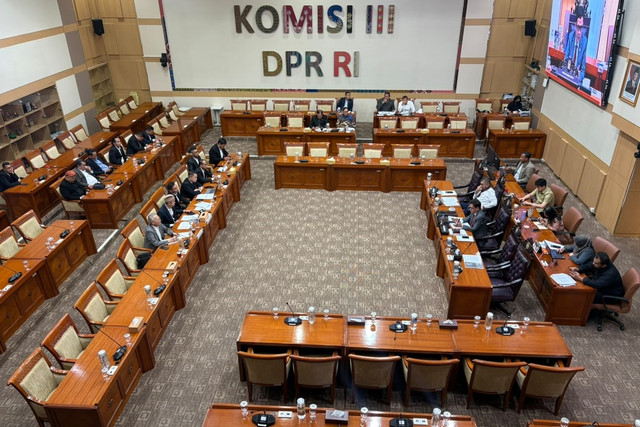 Rapat dengar pendapat Komisi III DPR dengan Erry Riana dan Tim Hukum Aliansi Masyarakat soal RUU Perampasan Aset di Kompleks Parlemen, Senayan, Jakarta, Senin (21/9/2026). Foto: Nasywa Athifah/kumparan