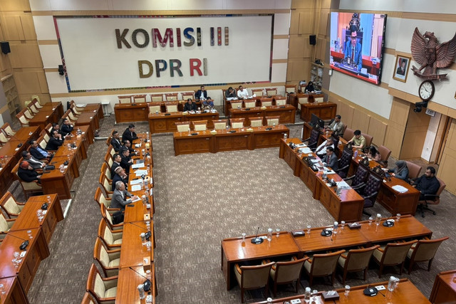 Rapat dengar pendapat Komisi III DPR dengan Erry Riana dan Tim Hukum Aliansi Masyarakat soal RUU Perampasan Aset di Kompleks Parlemen, Senayan, Jakarta, Senin (21/9/2026). Foto: Nasywa Athifah/kumparan