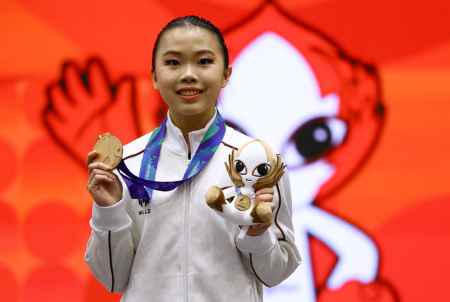 Pewushu Indonesia Eugenia Diva Widodo berpose dengan medali perunggu wushu nomor taolu changquan putri Asian Games Aichi-Nagoya 2026 di Aichi Prefectural Martial Arts Hall, Aichi, Jepang, Senin (21/9/2026). Foto: Issei Kato/REUTERS