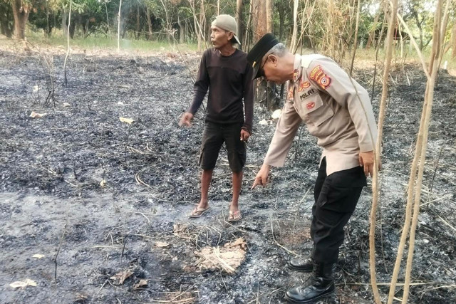 Anggota kepolisian dari Polsek Lemahabang saat berada di TKP ditemukannya korban yang diduga terjebak api, Minggu (20/9/2026). Foto: Polsek Lemahabang