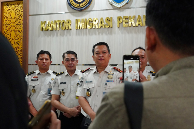 Kepala Kantor Imigrasi Kelas I TPI Pekanbaru Ryank meninjau pelayanan di Kantor Imigrasi Pekanbaru, Riau, Selasa (15/9/2026). Foto: Ditjen Imigrasi Kementerian Imipas