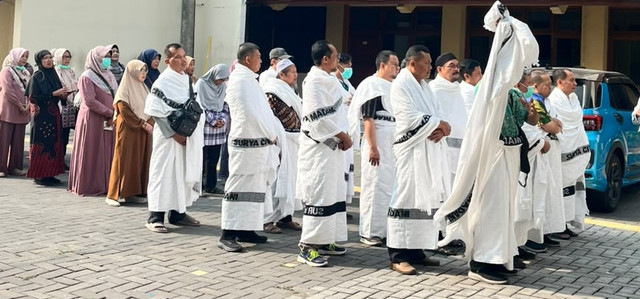 Jamaah mengikuti praktik manasik umrah. (Foto: Maula Azzahra Ervita Rahmawati)
