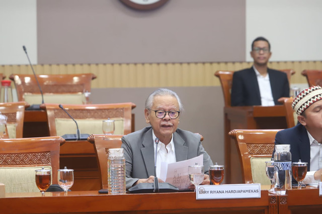 Mantan pimpinan KPK Erry Riyana Hardjapamekas menyampaikan paparan dalam rapat dengar pendapat umum (RDPU) dengan Komisi III DPR di Kompleks Parlemen, Senayan, Jakarta, Senin (21/9/2026). Foto: Dok. Istimewa