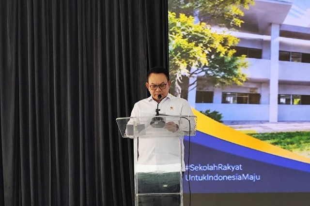 Kepala Staf Kepresidenan Jenderal TNI (Purn) Dudung Abdurachman saat meninjau operasional Sekolah Rakyat Terintegrasi I Kabupaten Serdang Bedagai, Sumut, Senin (21/9/2026). Foto: Amar Marpaung/kumparan