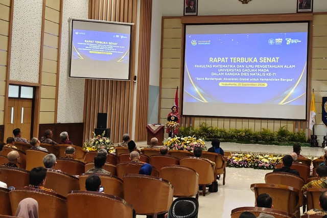 Rektor UGM Prof Ova Emilia saat di acara Rapat Terbuka Senat Dalam Rangka Dies Natalis ke-71 FMIPA UGM di Auditorium Herman Johannes, FMIPA UGM, Senin (21/9/2026). Foto: Arfiansyah Panji Purnandaru/kumparan
