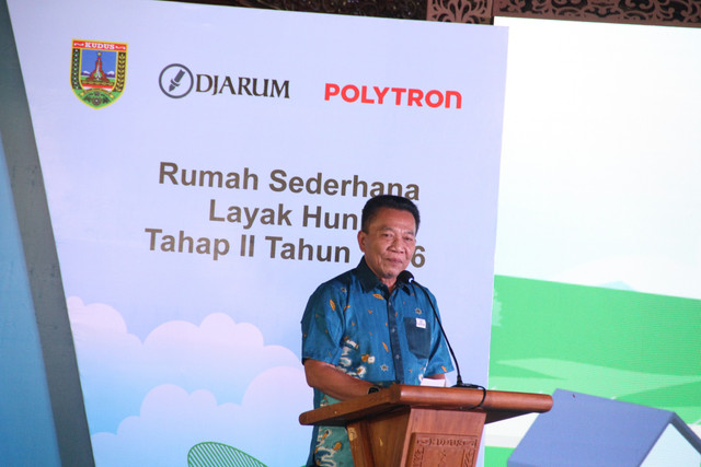 General Manager Community Development PT Djarum, Achmad Budiharto memberikan sambutan saat acara serah terima program RSLH kepada penerima manfaat di Pendapa Kudus, Jawa Tengah, Senin (21/9/2026). Foto: Vega Ma'arijil Ula/kumparan