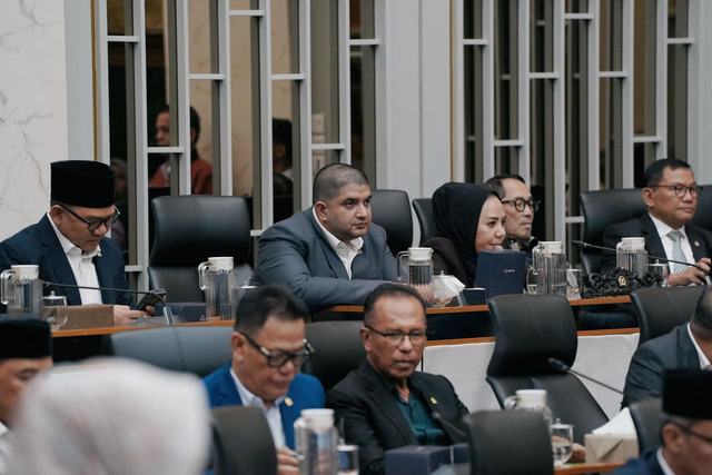 Anggota Komisi IV DPR RI Rajiv sampaikan rencana pembentukan Panitia Kerja (Panja) Karhutla untuk perkuat pengawasan pencegahan, perlengkapan, hingga penegakan hukum terhadap perusahaan yang menyebabkan kebakaran hutan di Jakarta, Senin (21/9/2026).  Foto: DPR RI