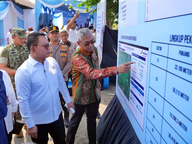 Kepala Staf Kepresidenan Jenderal (Purn.) Prof. Dr. Dudung Abdurachman, S.E., M.M. (kiri) didampingi Direktur Infrastruktur dan Teknologi PGN Hery Murahmanta (kanan) saat memeriksa jargas di Gresik dan Sidoarjo. Foto: Dok. Pertamina