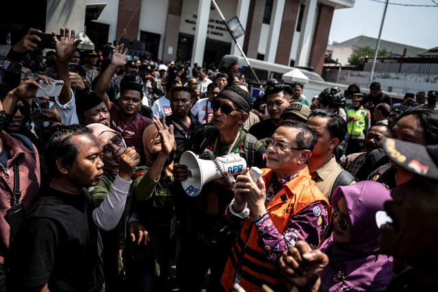 Bupati Pati nonaktif Sudewo menyapa pendukungnya usai menjalani sidang tuntutan dugaan suap dan gratifikasi proyek DJKA Kemenhub serta dugaan pemerasan dalam seleksi perangkat desa Kabupaten Pati di Pengadilan Tipikor, Semarang, Senin (21/9/2026). Foto: Aprillio Akbar/ANTARA FOTO
