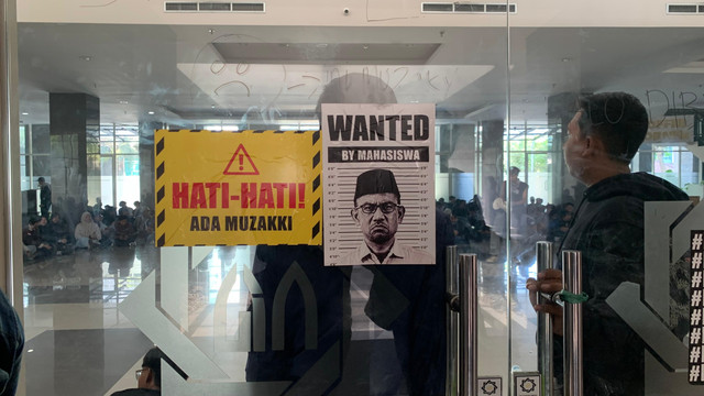 Ratusan mahasiswa menggelar demo di UINSA Surabaya, Senin (21/9/2026). Foto: Farusma Okta Verdian/kumparan
