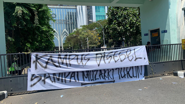 Ratusan mahasiswa menggelar demo di UINSA Surabaya, Senin (21/9/2026). Foto: Farusma Okta Verdian/kumparan