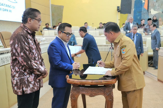Mendagri Tito Karnavian dalam Raker DPR RI Pembicaraan Tingkat I Pembahasan RUU Kabupaten/Kota di Kompleks Parlemen, Senayan, Jakarta, Senin (21/9/2026). Foto: Kemendagri RI