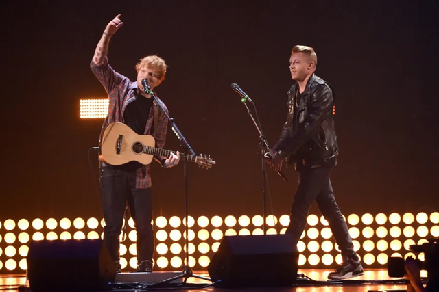Ed Sheeran dan Macklemore tampil di atas panggung dalam acara iHeartRadio Music Festival 2014 di MGM Grand Garden Arena, 20 September 2014, Las Vegas. Foto: Ethan Miller/Getty Images for iHeartMedia.