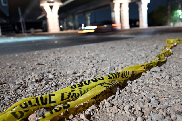 Garis polisi terlihat di lokasi di mana seorang warga negara Venezuela ditembak dan terluka selama operasi Imigrasi dan Bea Cukai AS (ICE) di Austin, Texas, pada Minggu (20/9/2026). Foto: Ronaldo Schemidt/AFP