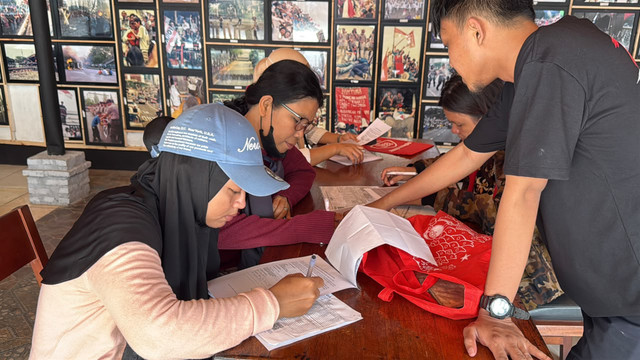 Suasana di Posko Pengaduan Desil yang dibentuk oleh Posko Perjuangan Rakyat (Pospera) di Basuki Rachmat, Cipinang Muara, Jakarta Timur, Senin (21/9/2026). Foto: Zahira Hilman/kumparan