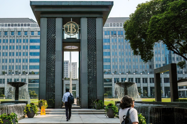 Pejalan kaki berjalan menuju Kantor Pusat Bank Indonesia di Jakarta, Senin (21/9/2026). Foto: Bay Ismoyo/AFP
