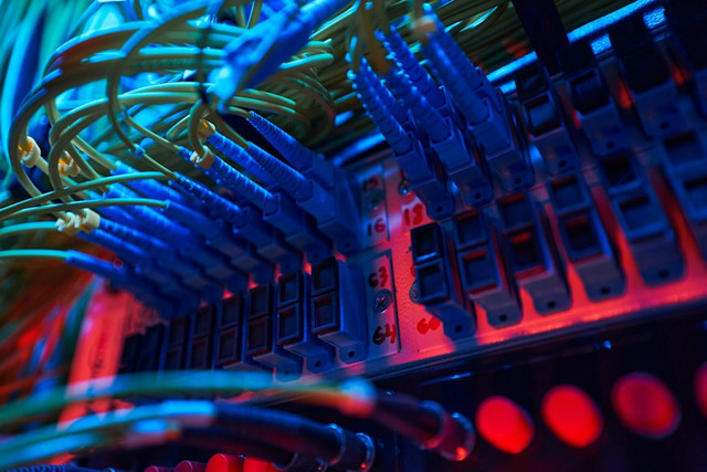 Ilustrasi kabel fiber optik. Foto: Unsplash