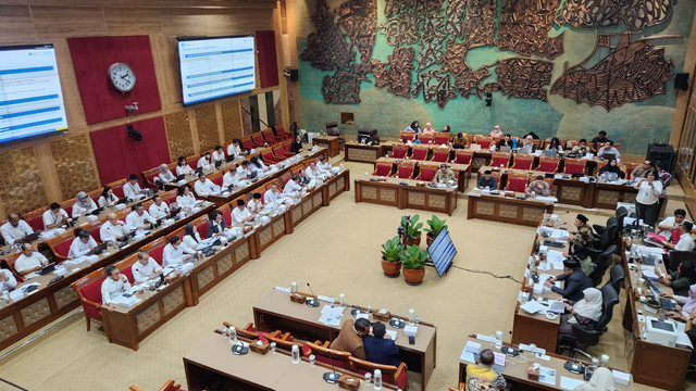 Suasana rapat Komisi X DPR dengan Mendikdasmen Abdul Mu'ti di Kompleks Parlemen, Senayan, Jakarta, Senin (21/9/2026). Foto: Nasywa Athifah/kumparan